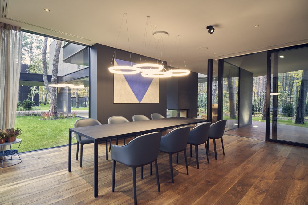 莫比乌斯建筑事务所设计的圆形木屋融入了波兰的松树林环境