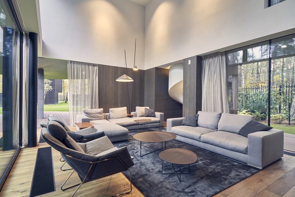 莫比乌斯建筑事务所设计的圆形木屋融入了波兰的松树林环境