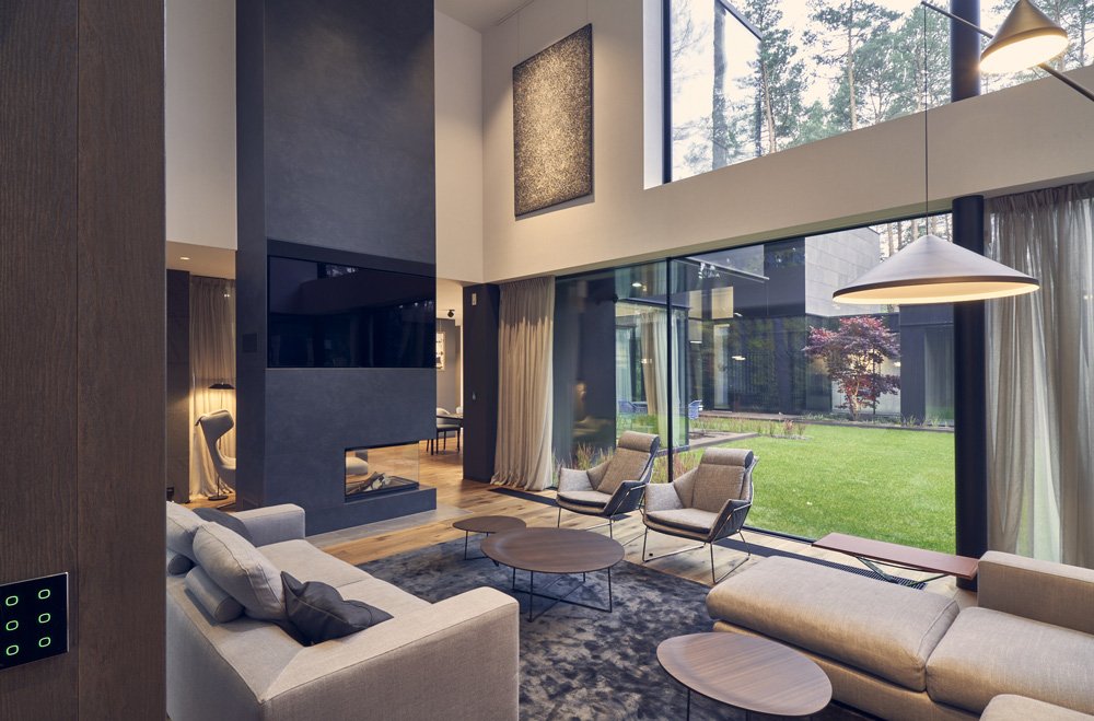 莫比乌斯建筑事务所设计的圆形木屋融入了波兰的松树林环境