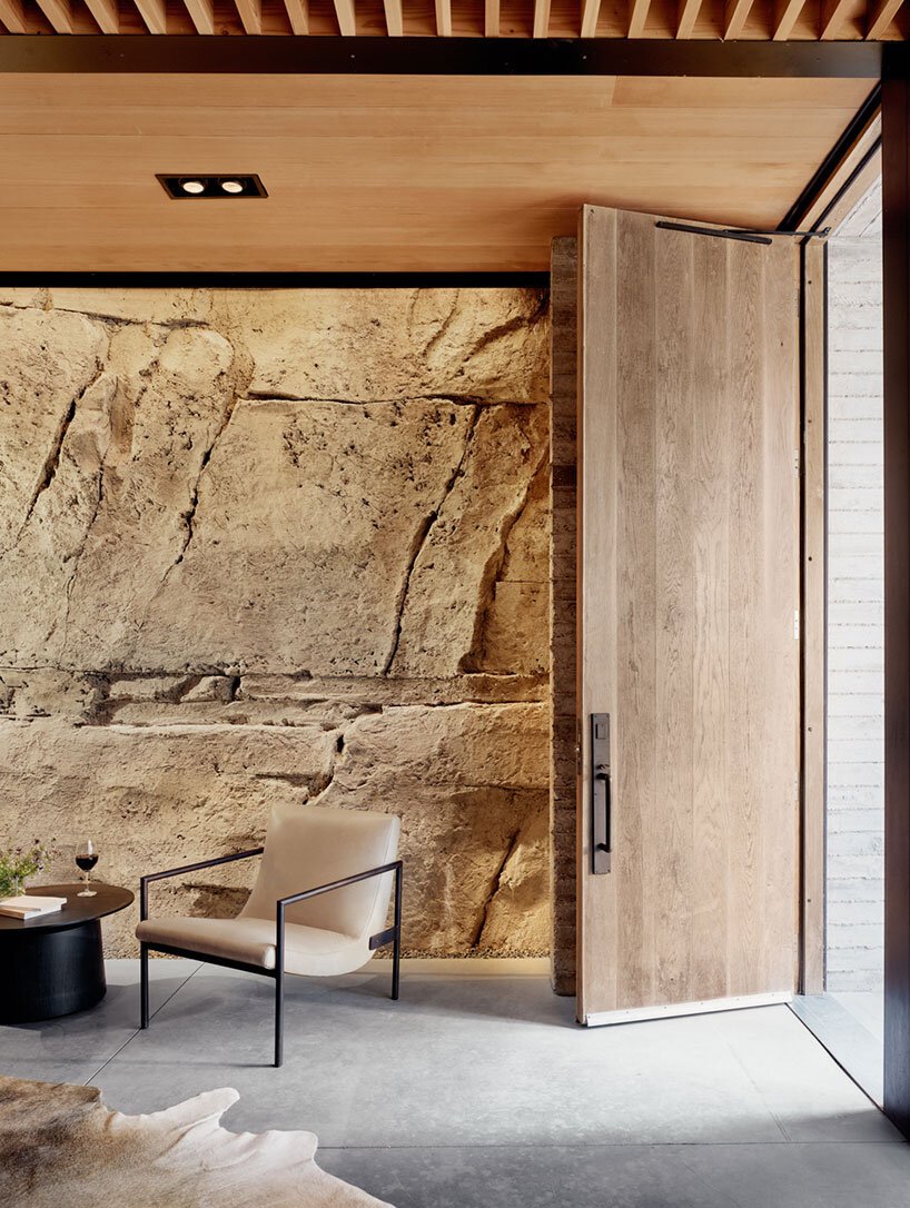 克莱顿·科特 (clayton korte) 将洞穴般的酿酒厂嵌入挖掘的石头山坡中