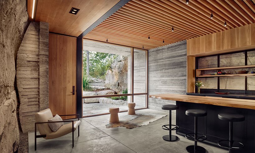 克莱顿·科特 (clayton korte) 将洞穴般的酿酒厂嵌入挖掘的石头山坡中