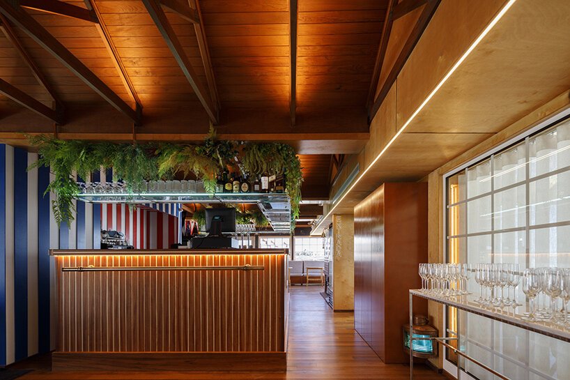 ferreira arquitectos 模仿条纹海滩帐篷修复葡萄牙的帆船俱乐部