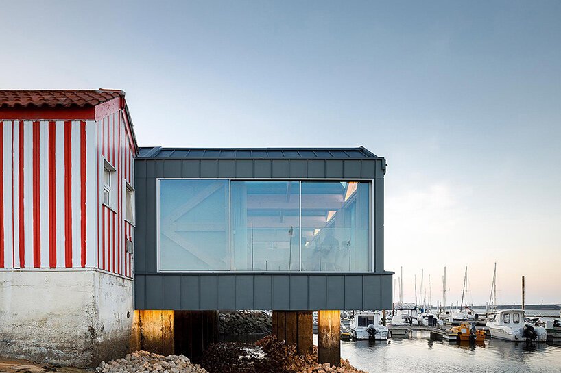 ferreira arquitectos 模仿条纹海滩帐篷修复葡萄牙的帆船俱乐部