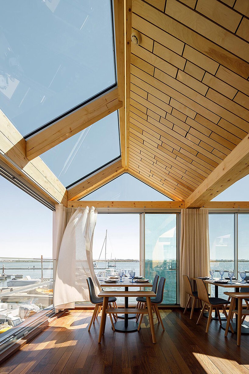 ferreira arquitectos 模仿条纹海滩帐篷修复葡萄牙的帆船俱乐部