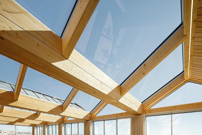 ferreira arquitectos 模仿条纹海滩帐篷修复葡萄牙的帆船俱乐部