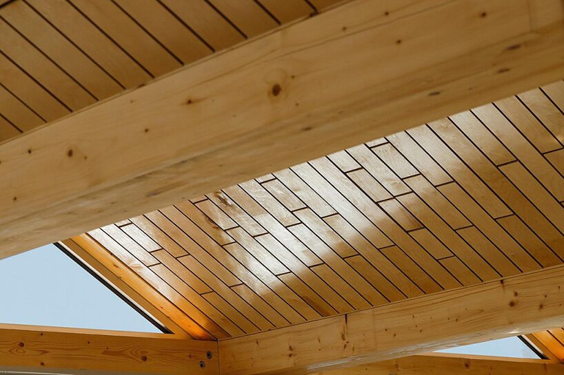 ferreira arquitectos 模仿条纹海滩帐篷修复葡萄牙的帆船俱乐部