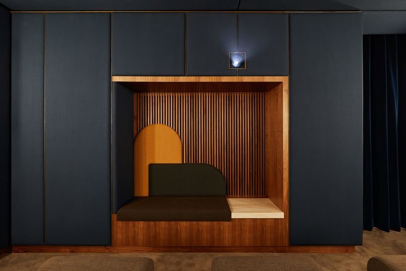 hochdrei 将密斯·凡德罗设计的别墅中的煤窖改造成家庭影院 hochdrei 将密斯·凡德罗设计的别墅中的煤窖改造成家庭影院