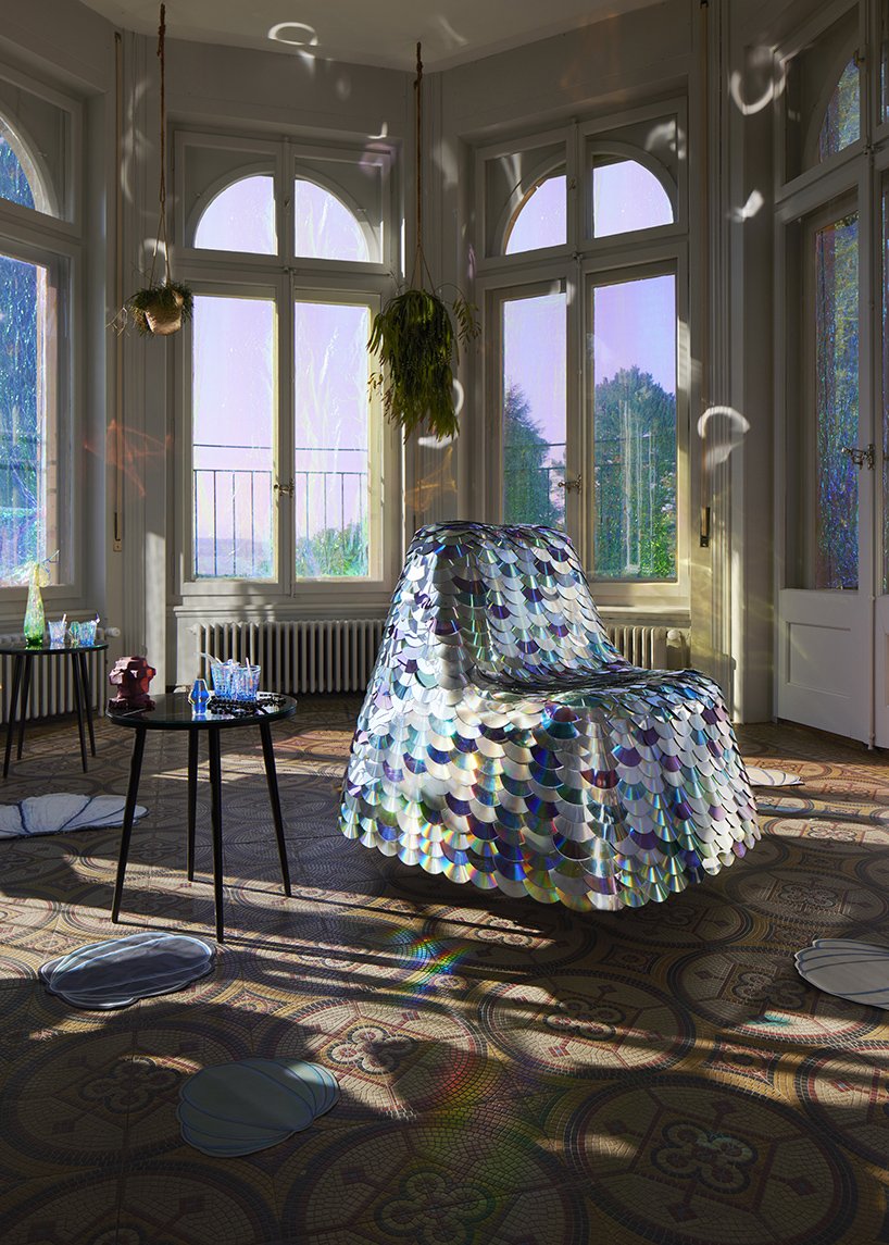 鲍里斯·登勒 (Boris Dennler) 设计的“光盘椅”由 887 张 CD 和 DVD 组成 鲍里斯·登勒 (Boris Dennler) 设计的“光盘椅”由 887 张 CD 和 DVD 组成