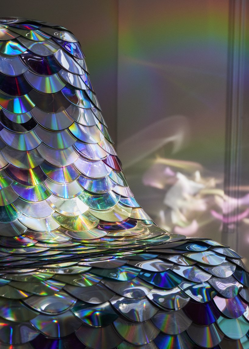 鲍里斯·登勒 (Boris Dennler) 设计的“光盘椅”由 887 张 CD 和 DVD 组成 鲍里斯·登勒 (Boris Dennler) 设计的“光盘椅”由 887 张 CD 和 DVD 组成