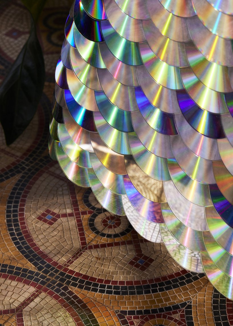 鲍里斯·登勒 (Boris Dennler) 设计的“光盘椅”由 887 张 CD 和 DVD 组成 鲍里斯·登勒 (Boris Dennler) 设计的“光盘椅”由 887 张 CD 和 DVD 组成