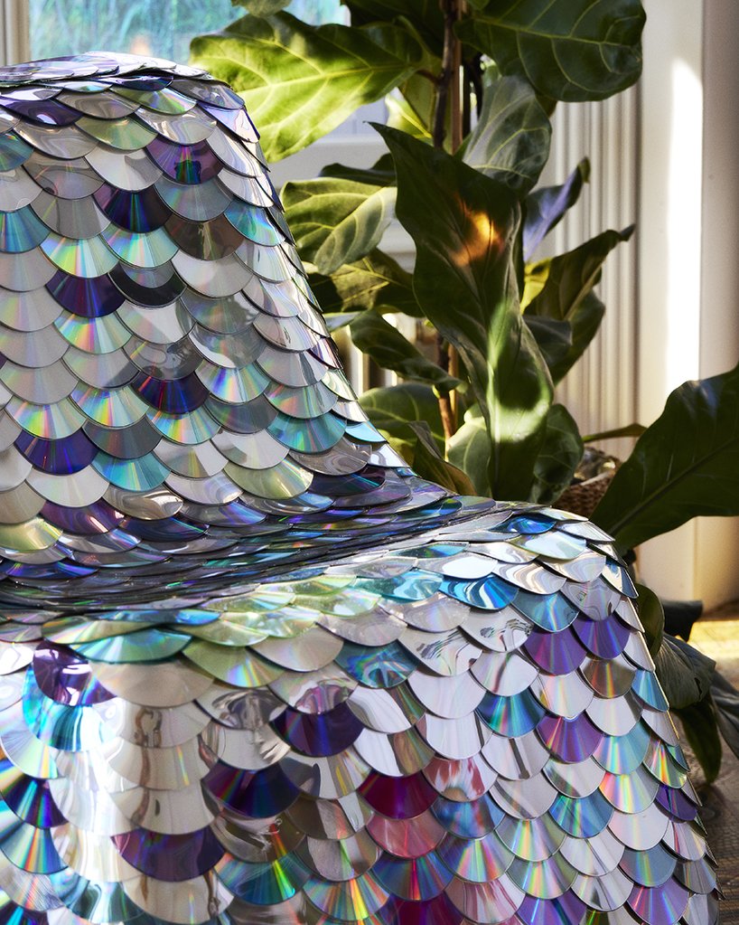 鲍里斯·登勒 (Boris Dennler) 设计的“光盘椅”由 887 张 CD 和 DVD 组成 鲍里斯·登勒 (Boris Dennler) 设计的“光盘椅”由 887 张 CD 和 DVD 组成