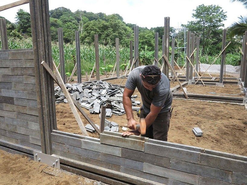 这些由 conceptos plásticos 设计的房屋是用废塑料制成的块建造的 这些由 conceptos plásticos 设计的房屋是用废塑料制成的块建造的