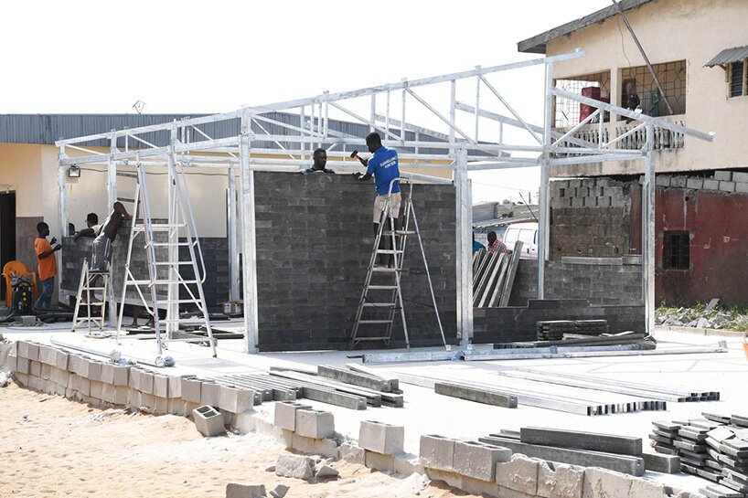 这些由 conceptos plásticos 设计的房屋是用废塑料制成的块建造的 这些由 conceptos plásticos 设计的房屋是用废塑料制成的块建造的