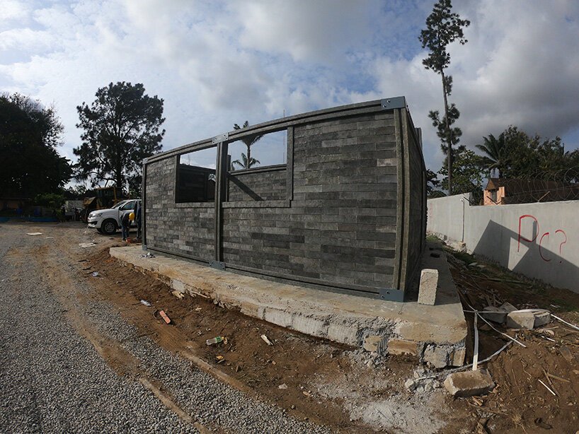 这些由 conceptos plásticos 设计的房屋是用废塑料制成的块建造的 这些由 conceptos plásticos 设计的房屋是用废塑料制成的块建造的