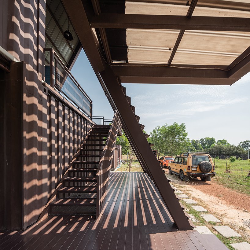 曼谷郊外的这间小屋在 A 形屋顶下设有集装箱房