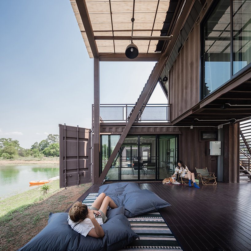 曼谷郊外的这间小屋在 A 形屋顶下设有集装箱房