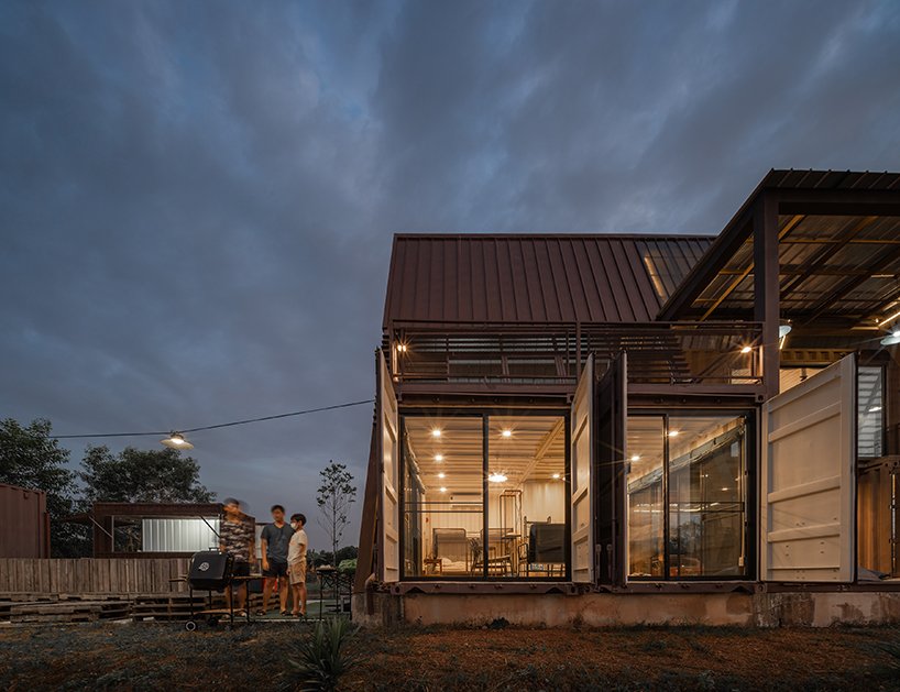 曼谷郊外的这间小屋在 A 形屋顶下设有集装箱房