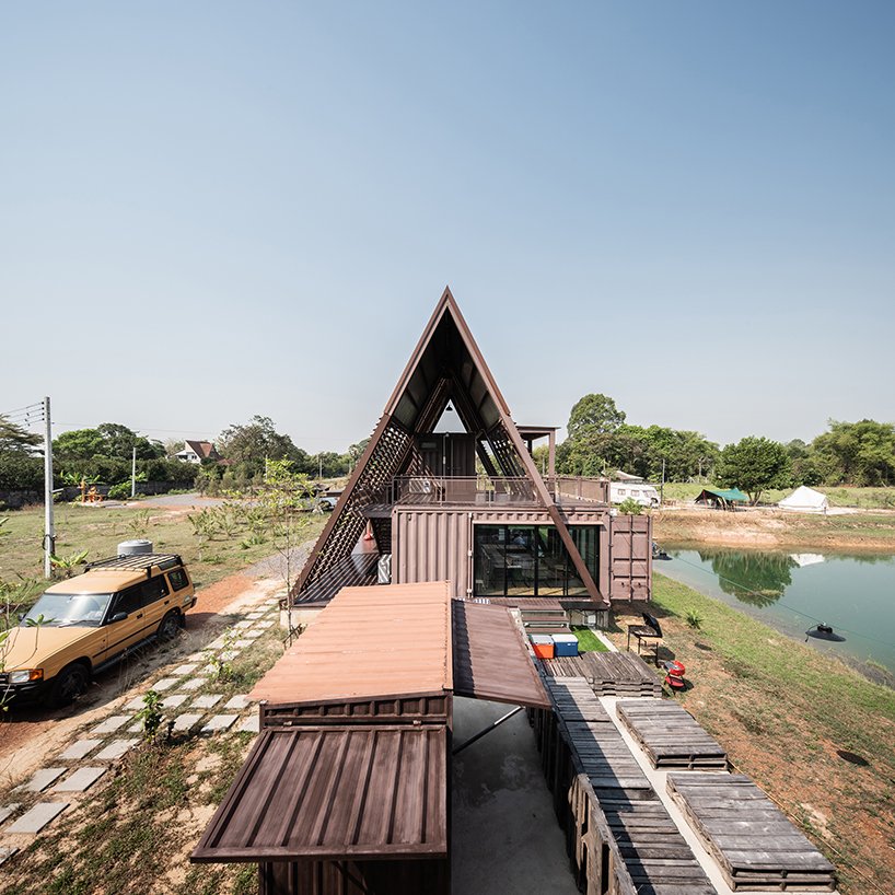 曼谷郊外的这间小屋在 A 形屋顶下设有集装箱房