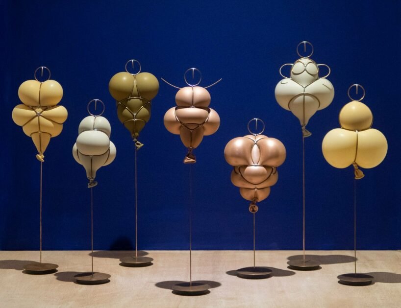 短暂的乳胶和铜雕塑重新诠释了史前维纳斯雕像