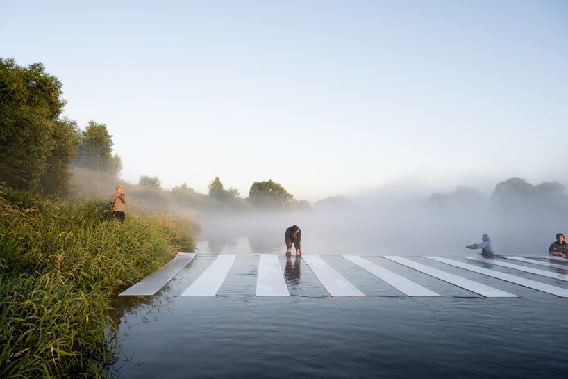 格雷戈里·奥雷霍夫(gregory orekhov)在大地艺术中描绘了一条穿越莫斯科河的象征性人行横道 格雷戈里·奥雷霍夫(gregory orekhov)在大地艺术中描绘了一条穿越莫斯科河的象征性人行横道