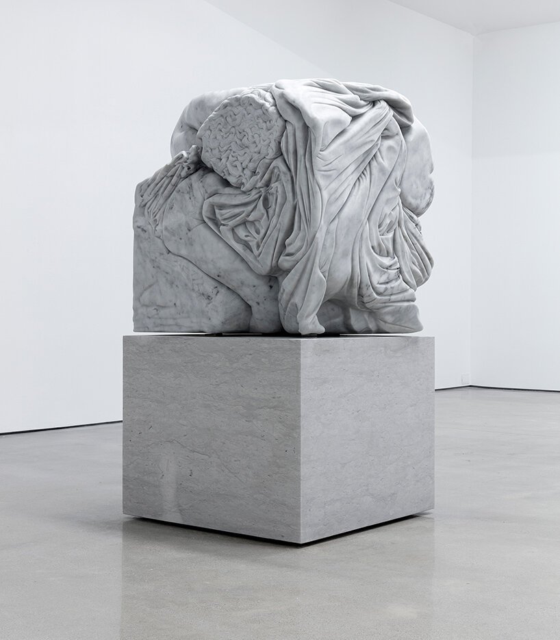 亚当·帕克·史密斯 (Adam Parker Smith) 采用数字和物理技术制作雕塑系列“crush”