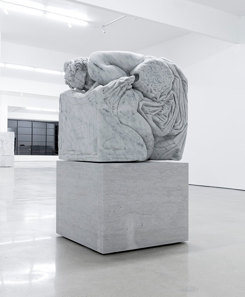 亚当·帕克·史密斯 (Adam Parker Smith) 采用数字和物理技术制作雕塑系列“crush”