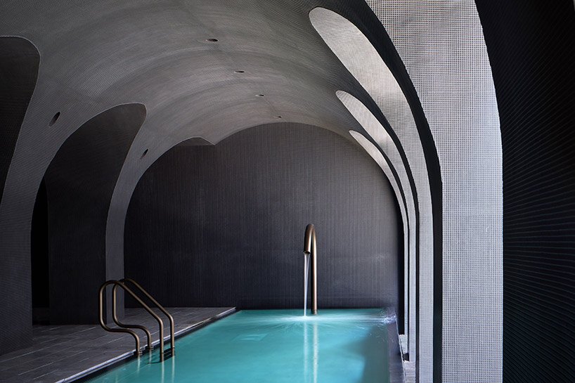 阿贾耶建筑事务所的第一座摩天大楼“威廉 130 号”让人想起纽约的一座堡垒废墟