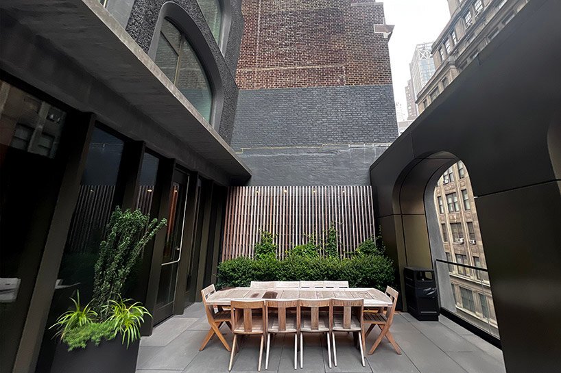 阿贾耶建筑事务所的第一座摩天大楼“威廉 130 号”让人想起纽约的一座堡垒废墟