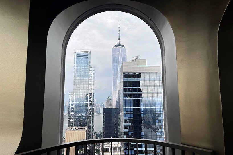 阿贾耶建筑事务所的第一座摩天大楼“威廉 130 号”让人想起纽约的一座堡垒废墟