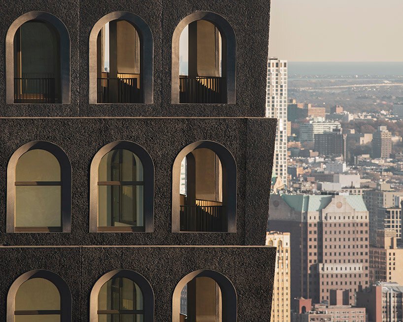 阿贾耶建筑事务所的第一座摩天大楼“威廉 130 号”让人想起纽约的一座堡垒废墟