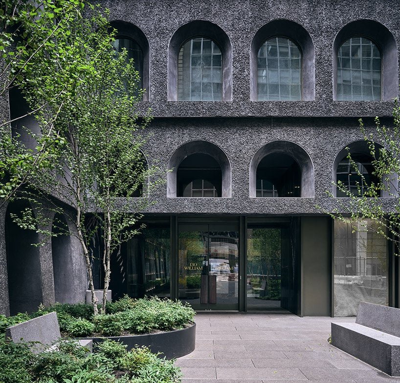 阿贾耶建筑事务所的第一座摩天大楼“威廉 130 号”让人想起纽约的一座堡垒废墟