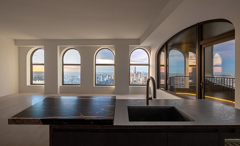 阿贾耶建筑事务所的第一座摩天大楼“威廉 130 号”让人想起纽约的一座堡垒废墟