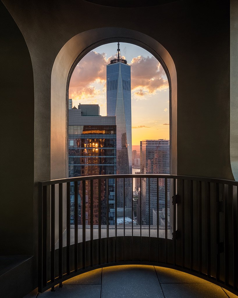 阿贾耶建筑事务所的第一座摩天大楼“威廉 130 号”让人想起纽约的一座堡垒废墟