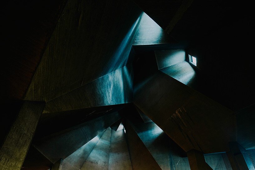 david altrath 捕捉德国内维日斯的野兽派“mariendom”教堂，其屋顶如同水晶