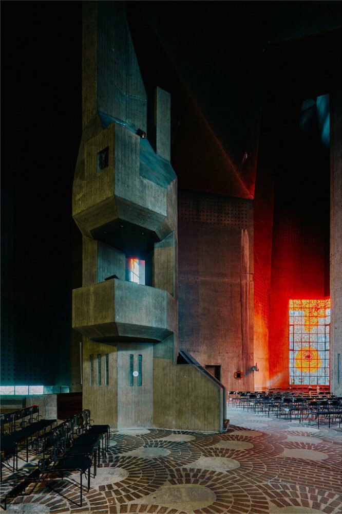 david altrath 捕捉德国内维日斯的野兽派“mariendom”教堂，其屋顶如同水晶