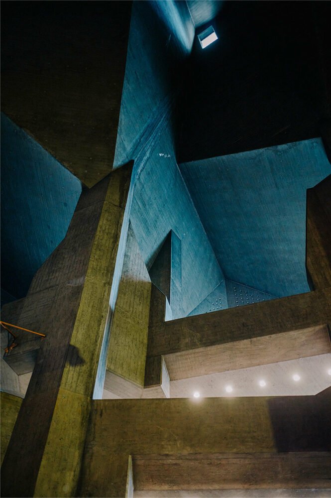 david altrath 捕捉德国内维日斯的野兽派“mariendom”教堂，其屋顶如同水晶