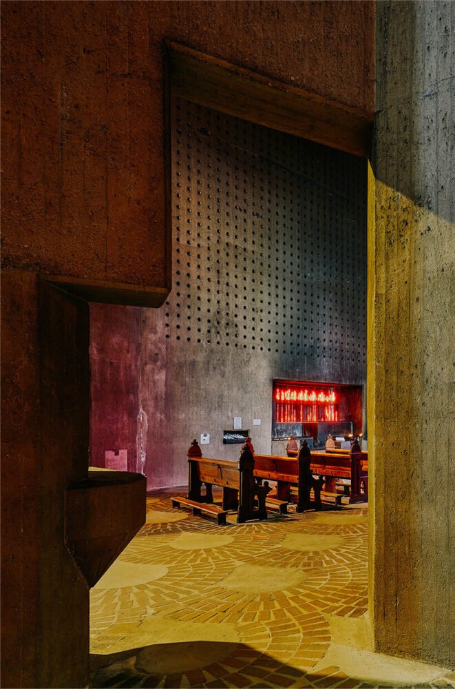 david altrath 捕捉德国内维日斯的野兽派“mariendom”教堂，其屋顶如同水晶