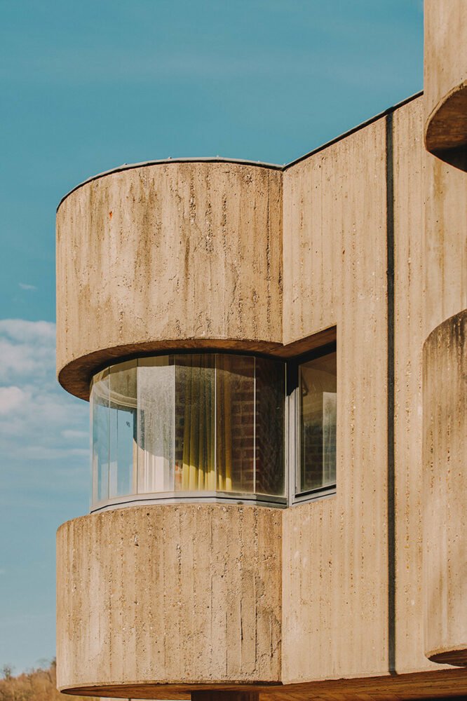 david altrath 捕捉德国内维日斯的野兽派“mariendom”教堂，其屋顶如同水晶