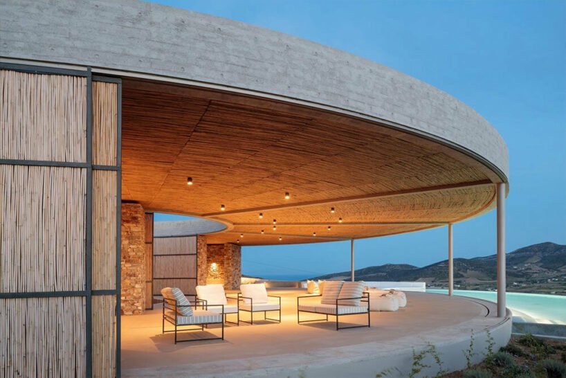 DECA 的“克罗诺斯”圆形别墅坐落在希腊干旱的岛屿景观中