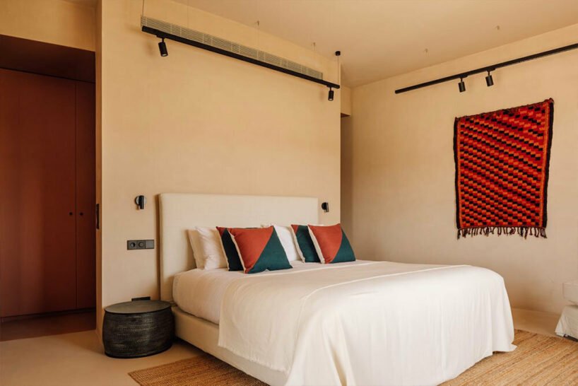 DECA 的“克罗诺斯”圆形别墅坐落在希腊干旱的岛屿景观中