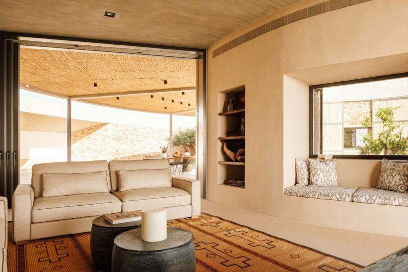 DECA 的“克罗诺斯”圆形别墅坐落在希腊干旱的岛屿景观中