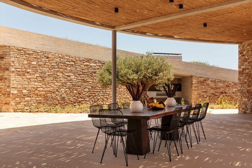 DECA 的“克罗诺斯”圆形别墅坐落在希腊干旱的岛屿景观中