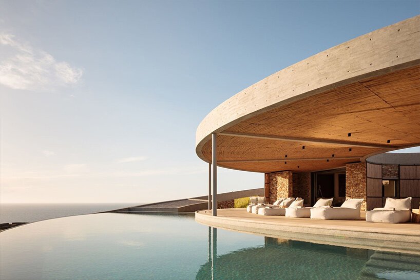 DECA 的“克罗诺斯”圆形别墅坐落在希腊干旱的岛屿景观中