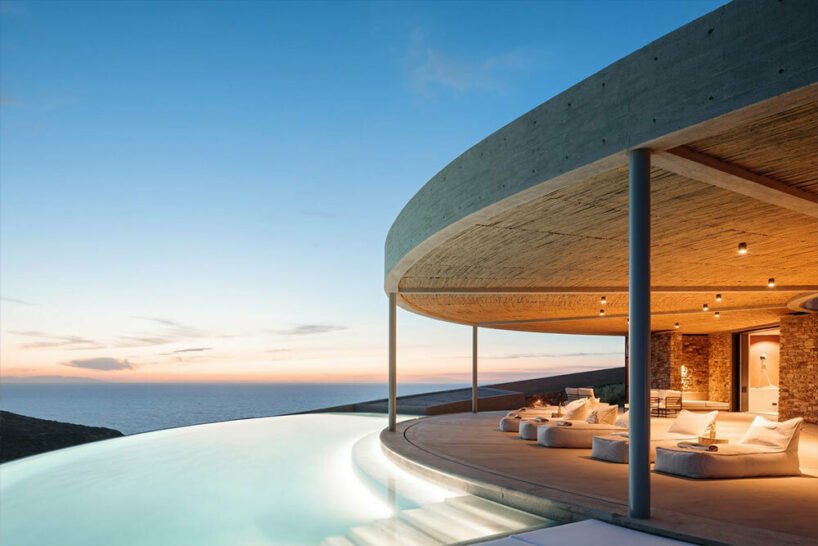 DECA 的“克罗诺斯”圆形别墅坐落在希腊干旱的岛屿景观中