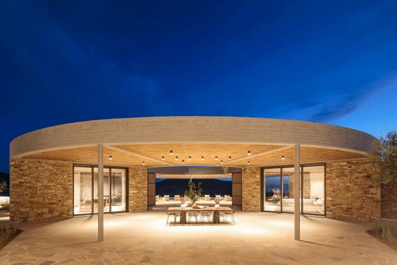 DECA 的“克罗诺斯”圆形别墅坐落在希腊干旱的岛屿景观中