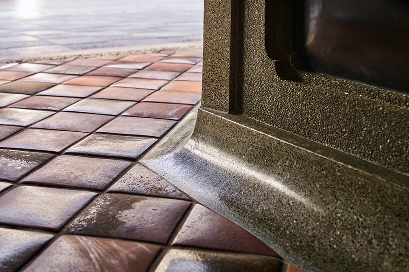 带有铜瓦的深屋檐可以保护下川彻的日本麻糬店免受雨淋