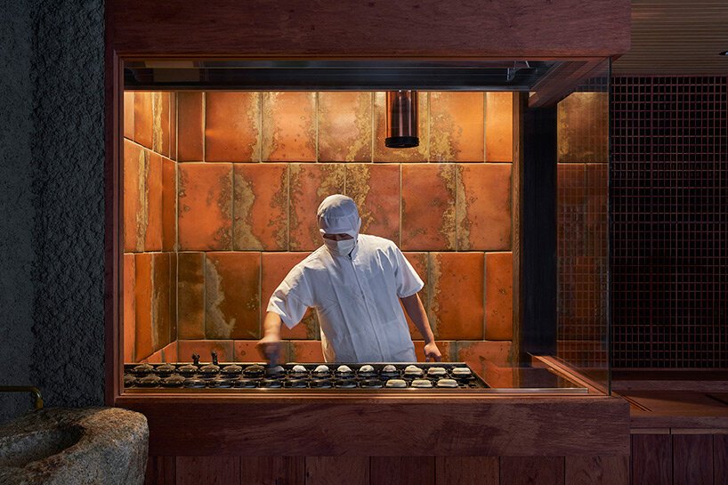 带有铜瓦的深屋檐可以保护下川彻的日本麻糬店免受雨淋