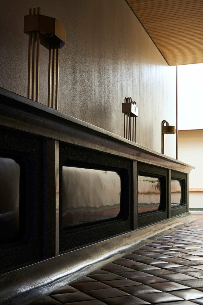 带有铜瓦的深屋檐可以保护下川彻的日本麻糬店免受雨淋