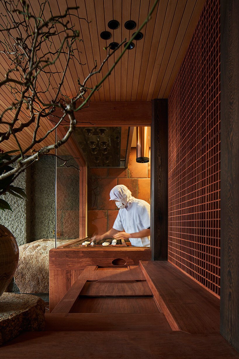 带有铜瓦的深屋檐可以保护下川彻的日本麻糬店免受雨淋