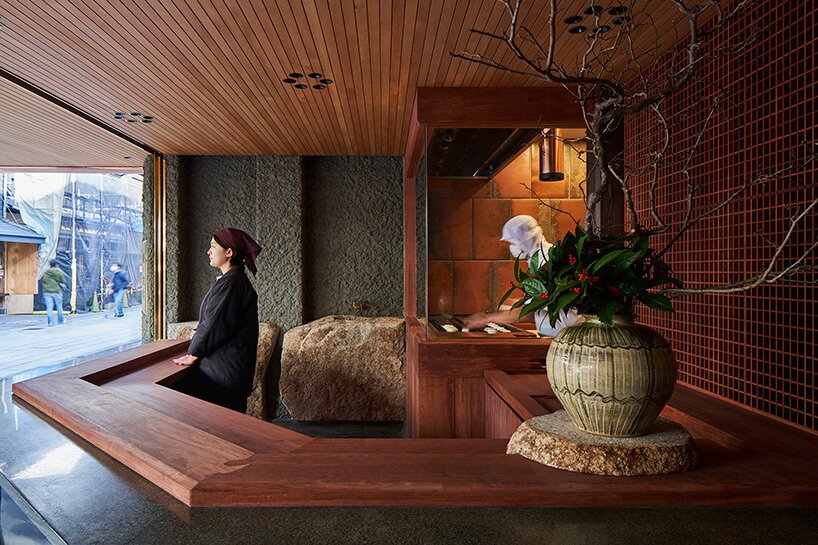 带有铜瓦的深屋檐可以保护下川彻的日本麻糬店免受雨淋